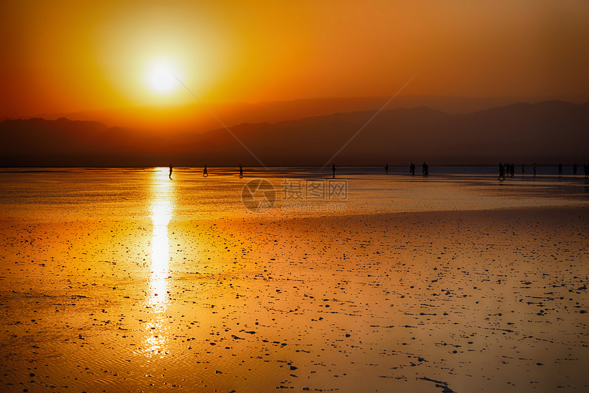 日落反射和风景在盐湖的非洲达那基图片