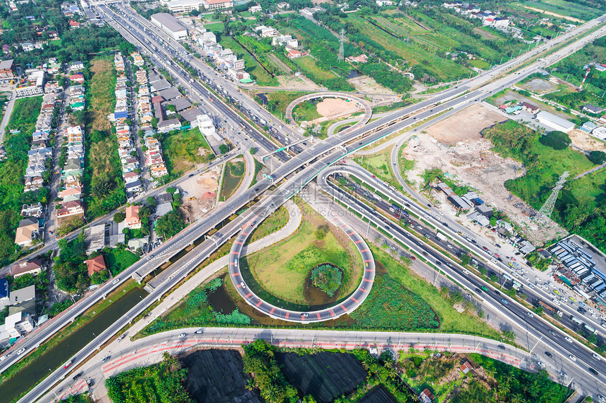 交通路口农村公路上方有汽车绿树图片