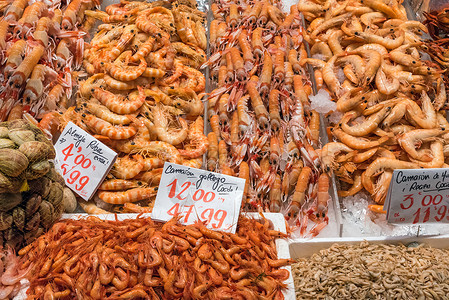 在西班牙马德里市场销售的不同种类的虾类图片