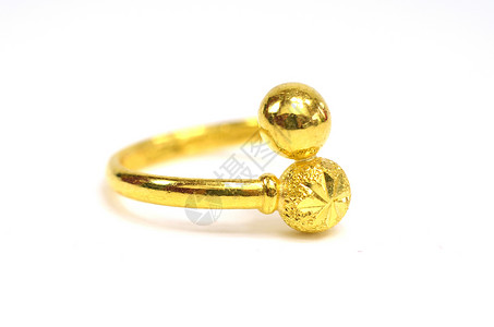 黄金吊坠浮雕花式戒指首饰白色隔离图片