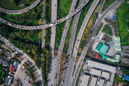 交通十字路口城市道路的空中观察图片