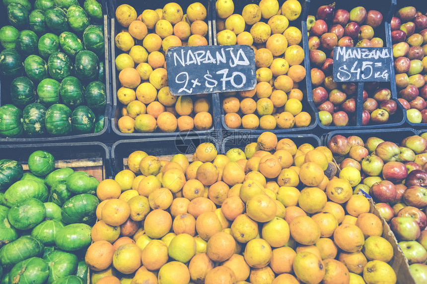 与热带水果和蔬菜的市场摊位图片