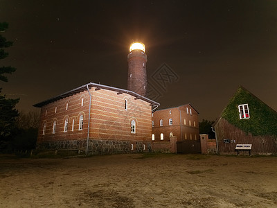 灯塔探照灯光束穿过漆黑的夜晚DarsserOrt灯塔图片