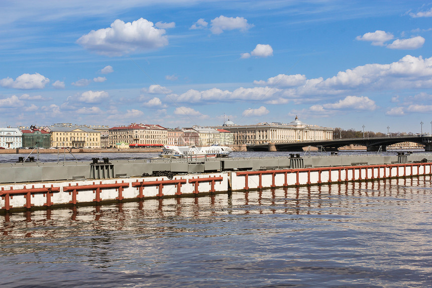 河流和运河的城市堤防建筑图片