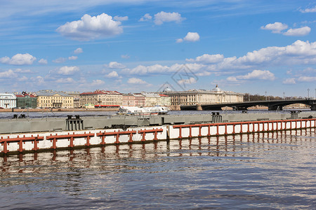 河流和运河的城市堤防建筑图片