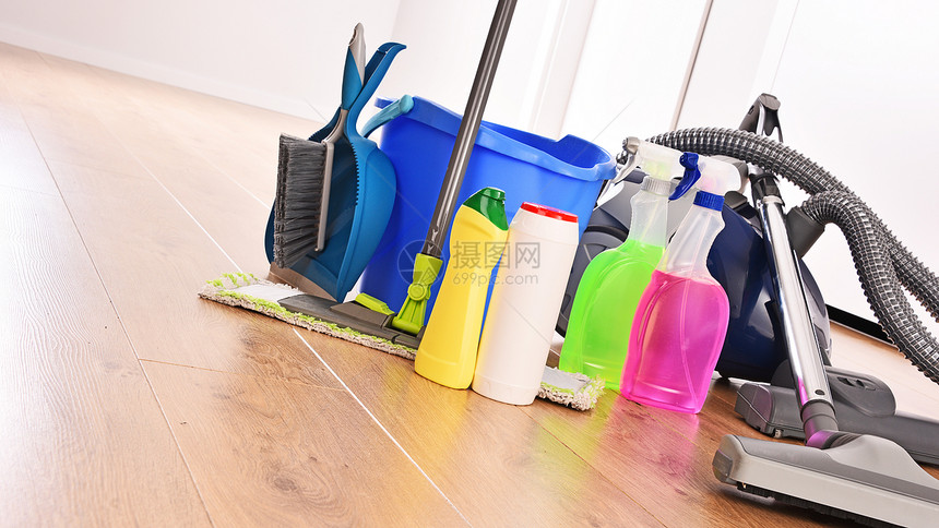 地板上洗涤剂瓶和化学品清洗用品的清洁蒸图片