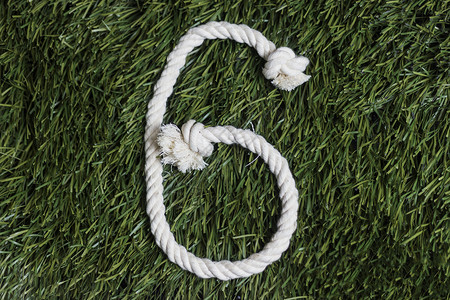 草背景的绳子号码图片