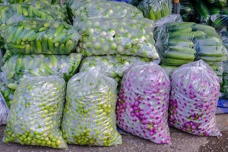 亚洲农民市场销售新鲜绿色沙拉蔬菜的图片