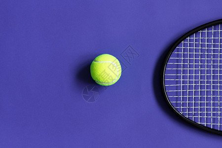 网球和电击紫色背景概念运图片