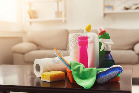 有化学品瓶刷子毛巾和海绵的桶家用设备大扫除整理清洁服务理图片