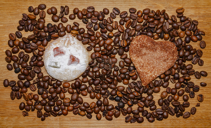 木桌上的咖啡豆和饼干图片