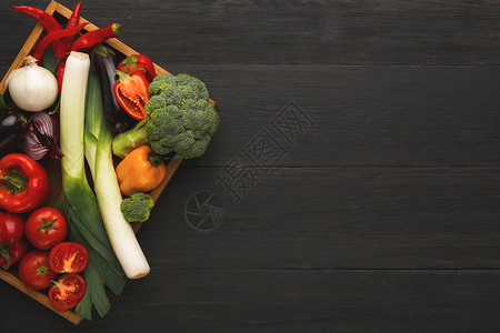 黑木背景的有机蔬菜和绿菜堆积在广场上健康天然食品新鲜烹饪原料最高视野图片