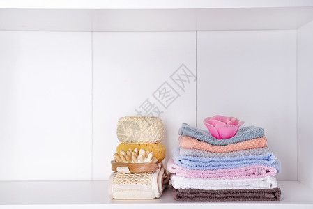 Spa装饰品洗手间里天然有机浴用品以及架子上的毛巾复制空间Days图片