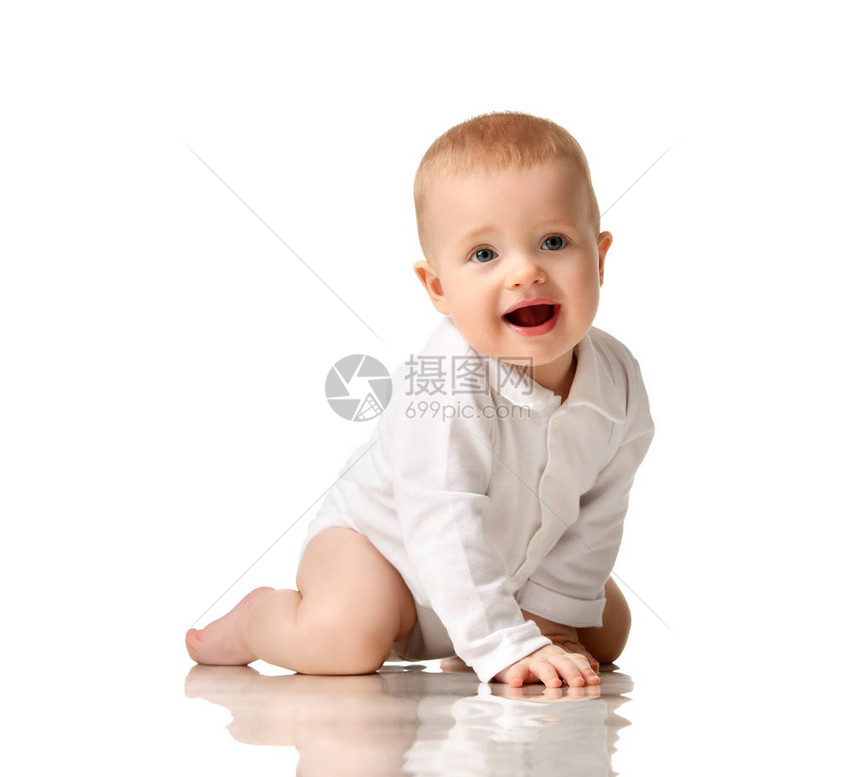 婴儿幼儿男孩坐在白背景被孤立图片