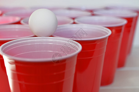 红色塑料啤酒海绵杯和白乒乓球图片