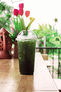 绿茶和桌上的花瓶图片