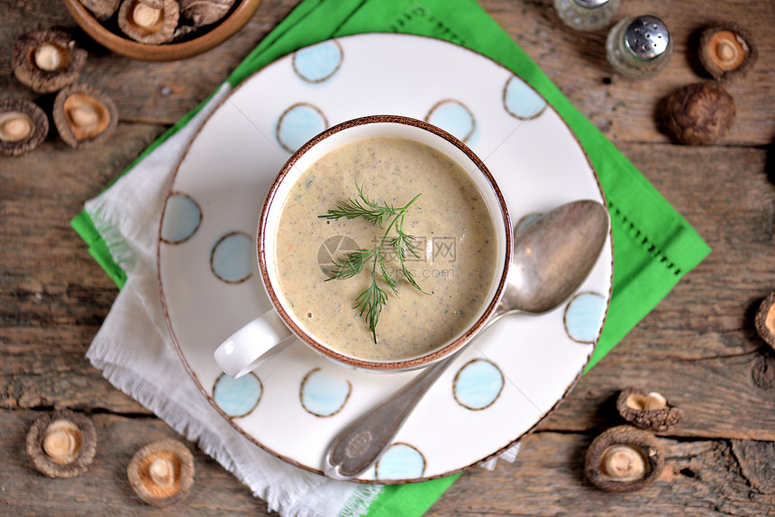 美味的健康汤新鲜和干燥的蘑菇在杯子上图片