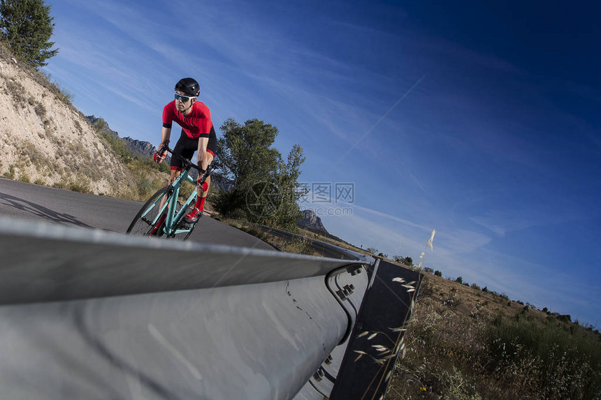 骑自行车的人爬上铁图片