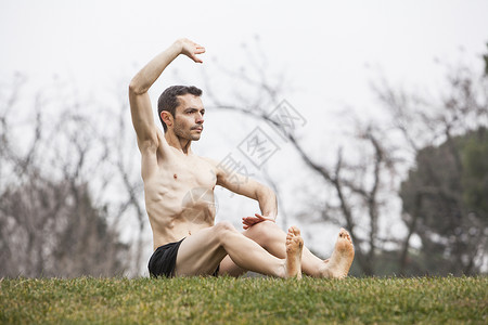 做腹部锻炼的人坐在草地上图片