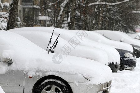 冬天被雪覆盖的汽车城市降雪后图片