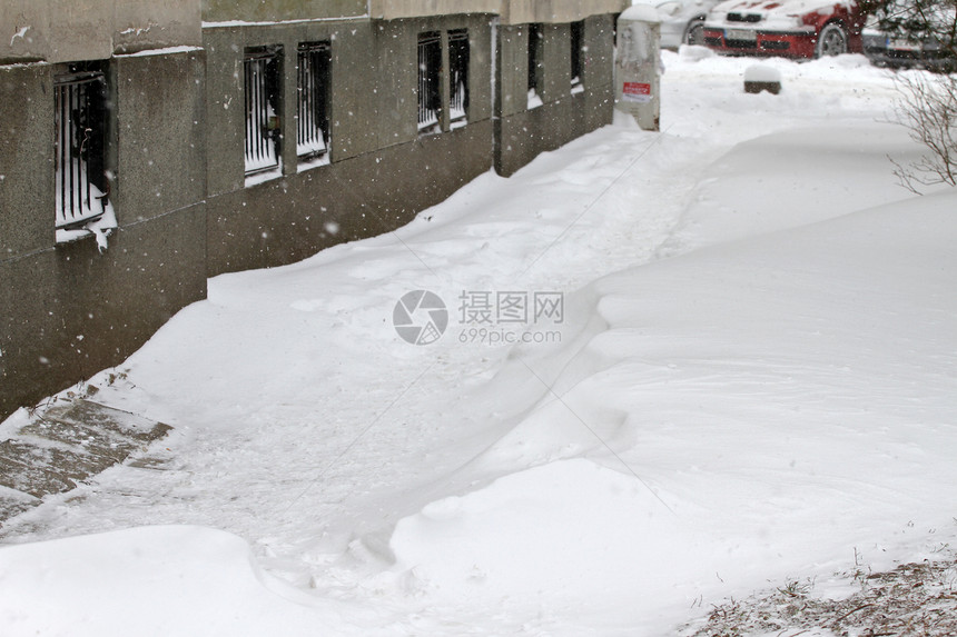 冬天人们走在一条非常白雪皑的人行道和路上人们踏上结冰的小路图片