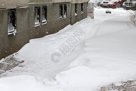 冬天人们走在一条非常白雪皑的人行道和路上人们踏上结冰的小路图片