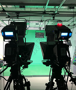 绿屏背景下演播室的电视摄像机特写镜头图片