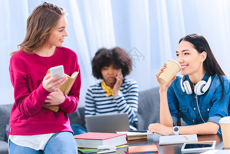 以微笑的多种族青年学生一起学习为选择重点图片