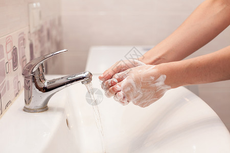 一个女人用肥皂洗手卫生图片
