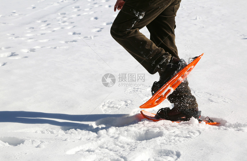 冬天男人在白雪上与橙色图片