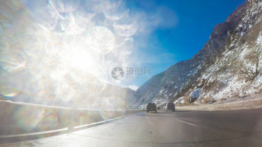 在冬天开车穿越山区图片