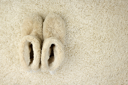 柔软的蜜蜂毛绒地毯鞋子上的滑图片