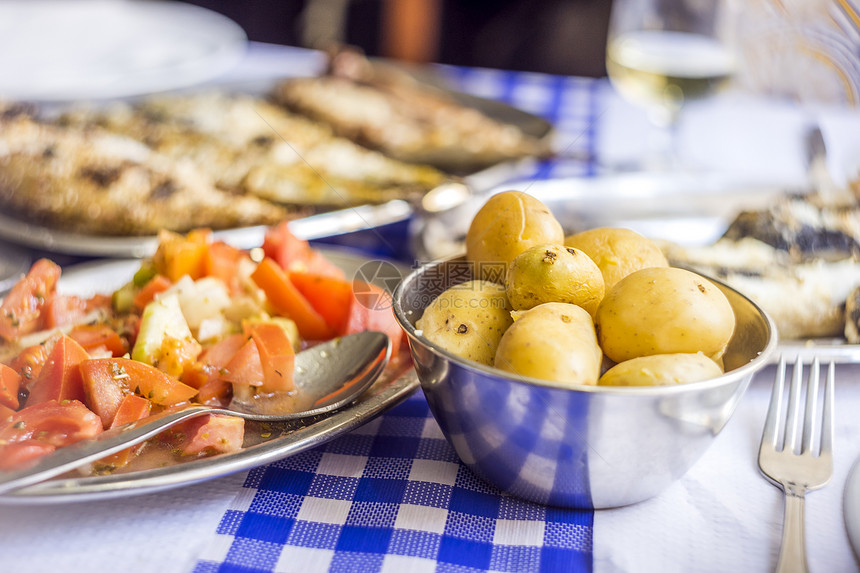 作为烧烤鱼的边菜在葡萄牙用银碗煮土豆作图片