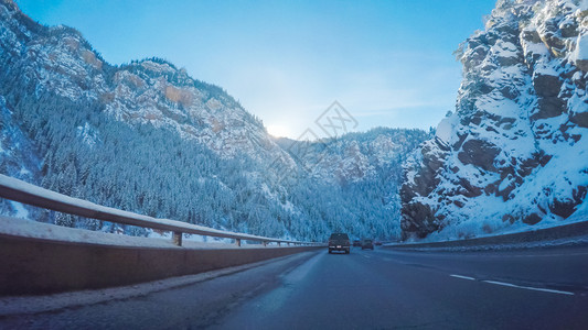 在冬天开车穿越山区图片