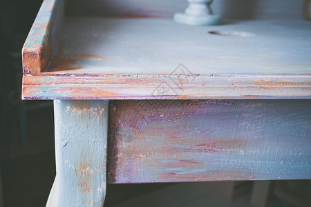 用白垩漆diy想法画的木桌的一部分背景图片