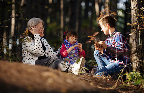 外祖母孙女和孙子在树林里玩图片