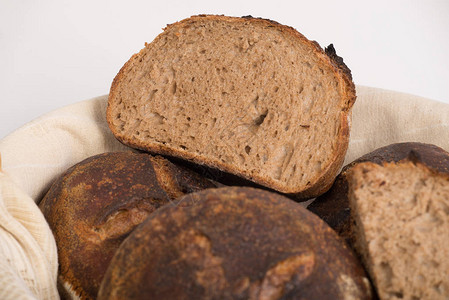 新鲜的烤面包圆形工匠酸面团整个小麦面包图片