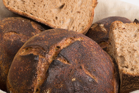 新鲜的烤面包圆形工匠酸面团整个小麦面包图片