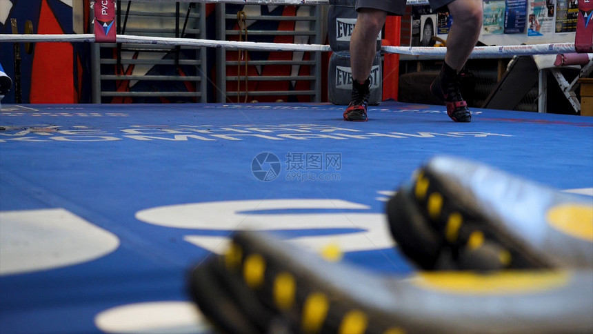 泰拳手套训练目标焦点打孔垫手套在健身房或营地的帆布环上在擂台上的拳击手套在擂台图片