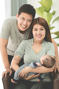 骄傲的亚洲母亲和父图片