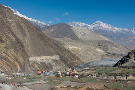 尼泊尔野马地区山丘上的一个小山镇K图片