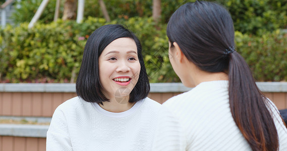 女朋友在户外聊天图片