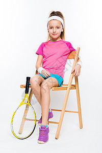 小可爱的网球运动员坐在木椅上图片