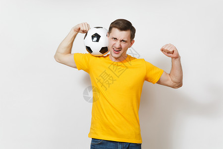 受启发的欧洲年轻人球迷或穿着黄色制服的球员拿着足球图片