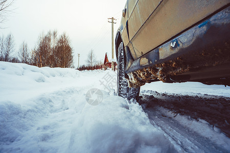 冬季在充满雪的公路上背景图片