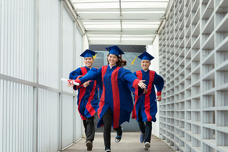 完整的喜悦的毕业生肖像毕业文凭在手奔向新的生背景图片