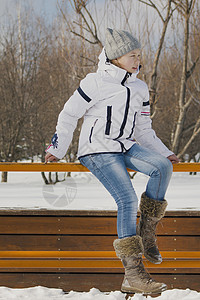 穿着暖和衣服的少女冬天在外面散步图片