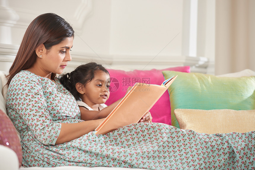 印第安母亲和女儿一起读书图片