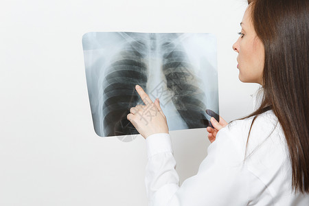 用X光检查肺部荧光造影伦琴在白色背景下的特写医生女人穿着医用长袍听诊器的女医生医护人员背景图片