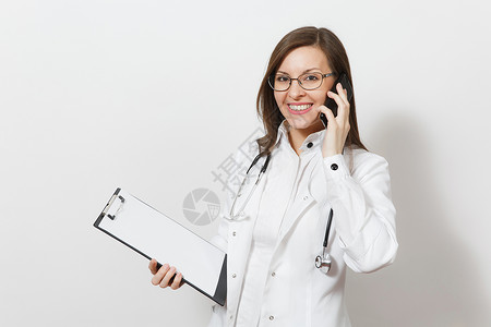 微笑的年轻医生女人带着听诊器图片